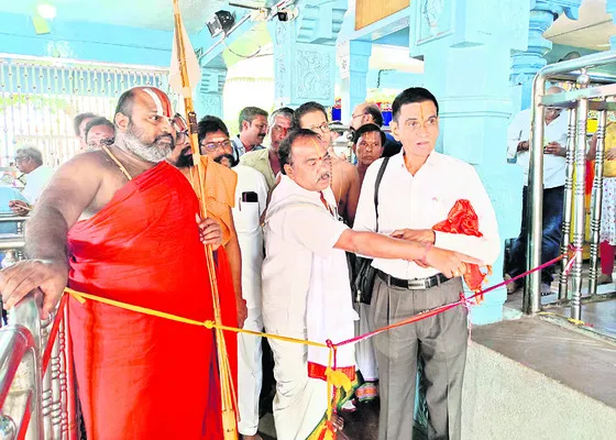 ప్రదక్షిణ మార్గం నుంచే ఆలయంలోకి వెళ్లాలి 