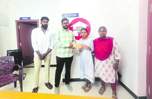 గిరిజన విద్యార్థినికి ‘సఖి’ చేయూత