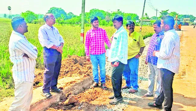 రోడ్డు పనులు త్వరగా పూర్తి చేయాలి