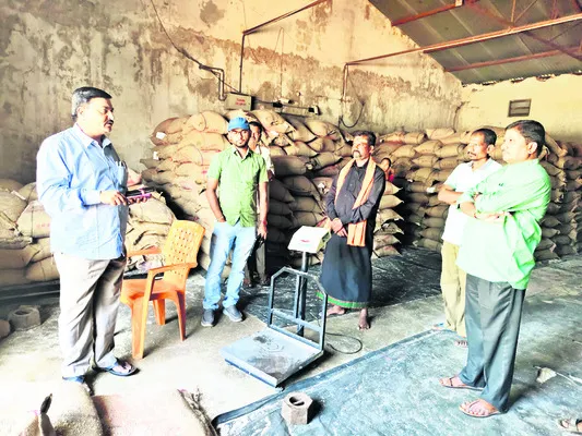 డీలర్లు కాంటా పెట్టి బియ్యం తీసుకోవాలి