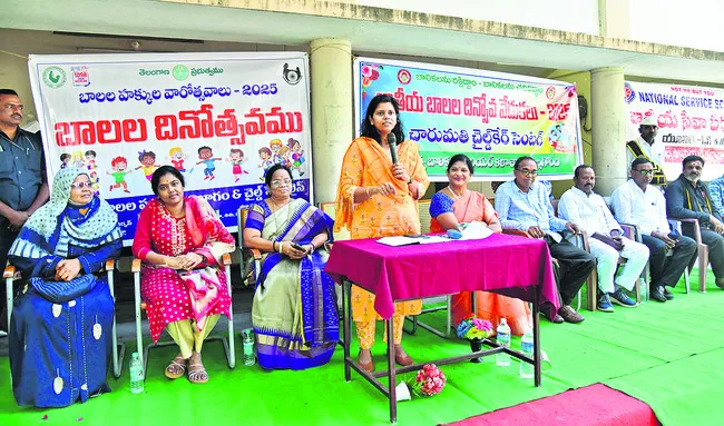 బాలికలు ధైర్యంగా ముందుకు సాగాలి