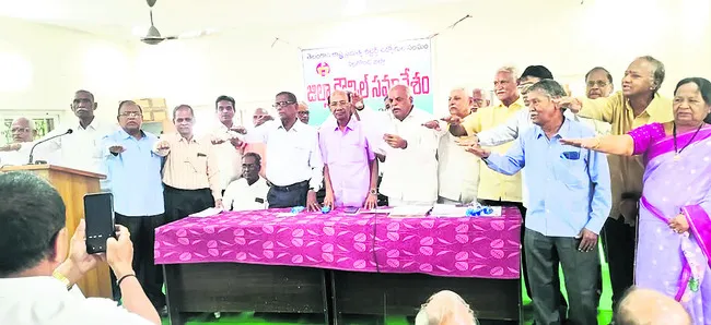 పెన్షనర్ల సమస్యలు పరిష్కరించాలి 
