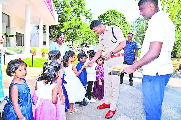 చిన్నారులకు బంగారు బాటలు వేయాలి 