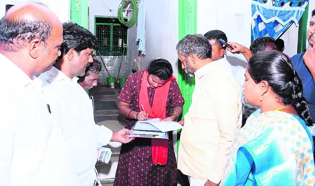 పంచాయితీలు చేయడం మీకే చెల్లు చరితమ్మా