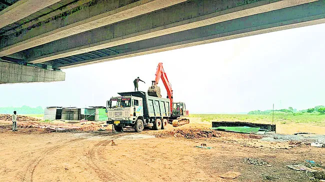 వంతెనకు తప్పని ప్రమాదం 