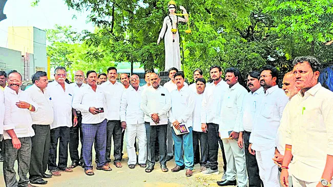 న్యాయవాదిపై హెడ్‌కానిస్టేబుల్‌ దాడికి యత్నం 