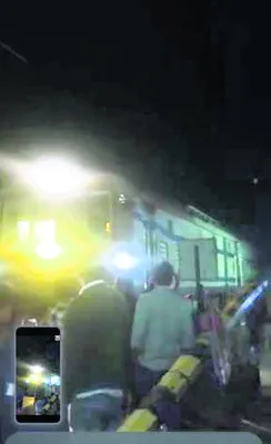 రైల్వేగేటును ఢీకొన్న వాహనం 