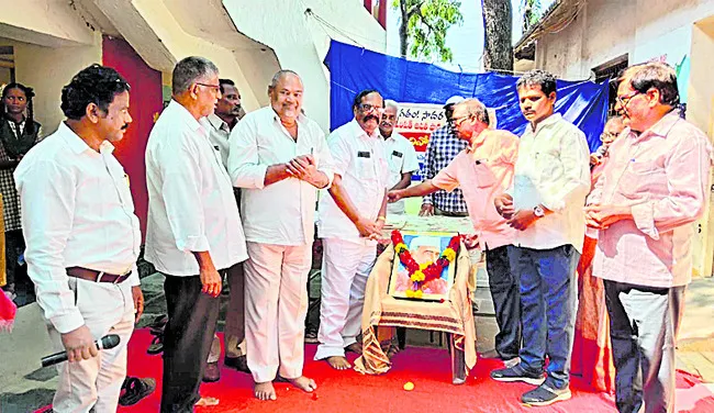 ఉత్తమ పౌరులుగా తీర్చిదిద్దాల్సింది గురువులే 