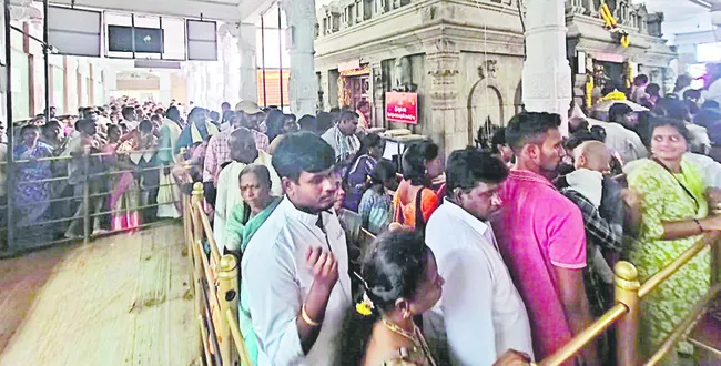 రత్నగిరికి భక్తుల తాకిడి