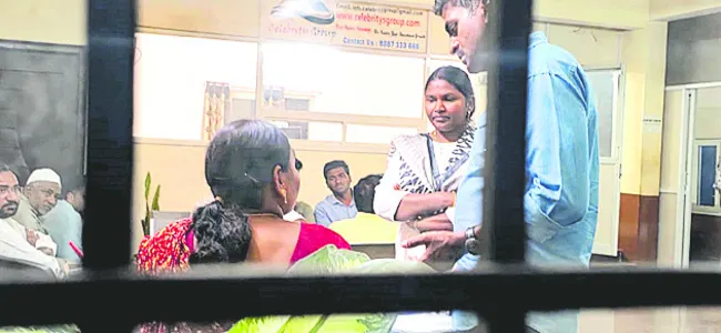 ఏసీబీ దాడుల కలకలం