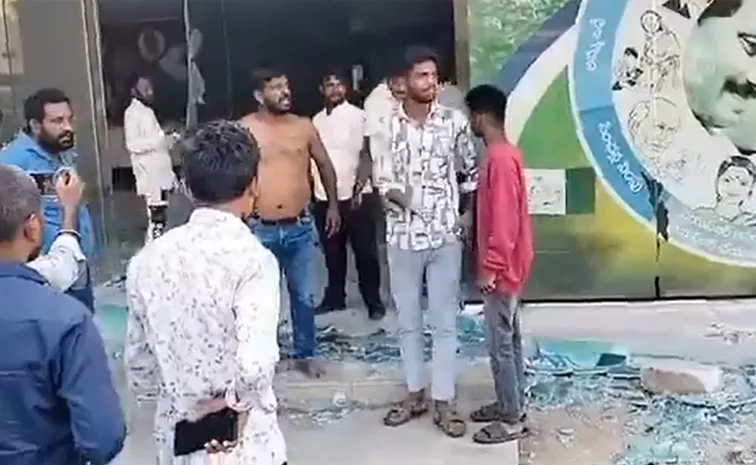 హిందూపురంలో వైఎస్సార్ సీపీ కార్యాలయంపై టీడీపీ మూకల దాడి