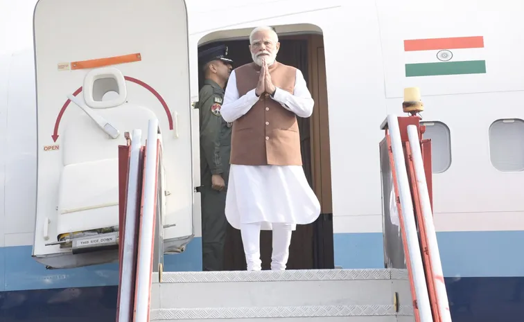 Pm Modi Reviews Under Construction Bullet Train Station In Surat