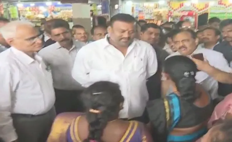 Minister Ramprasad Gets A Shock At Visakhapatnam Bus Stand
