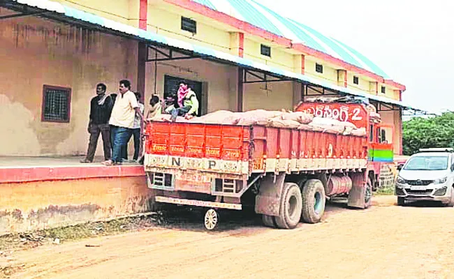 రేషన్‌ సరుకులకు రాజకీయ గ్రహణం 