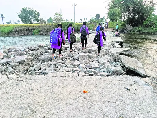 బండరాళ్లను  దాటుకుంటూ బడికి..
