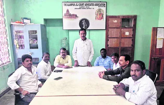 న్యాయవాదుల పాదయాత్రకు తాత్కాలిక విరామం 