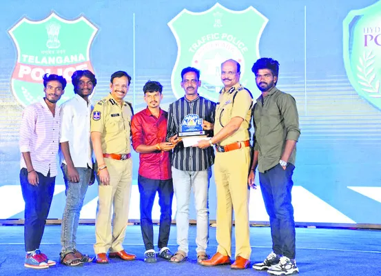 ‘పల్లెటూరి కురాళ్ల’కు ప్రశంసలు 
