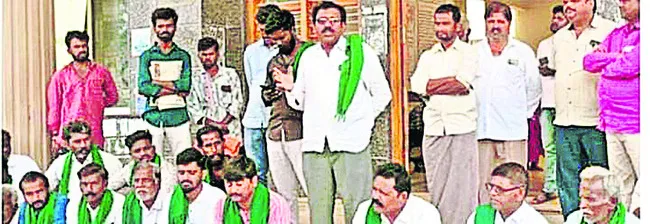 మొక్కజొన్న కొనుగోలు కేంద్రాన్ని ప్రారంభించాలి 