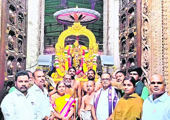 బంగారు తిరుచ్చిపై కల్యాణ వెంకన్న 