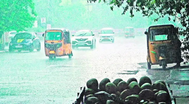 బంగాళాఖాతంలో అల్పపీడన ద్రోణి