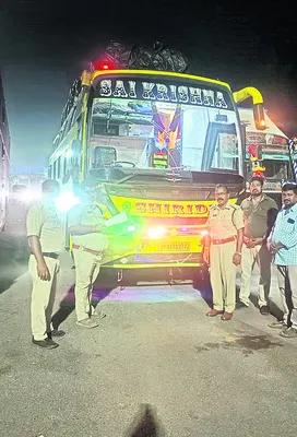 ప్రైవేట్‌ ట్రావెల్స్‌ బస్సుల తనిఖీలు 