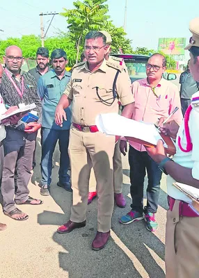 రోడ్డు దాటాలంటే భయమేస్తోంది..