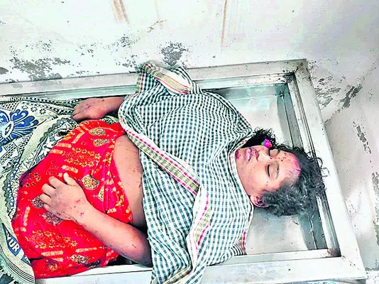 కారు ఢీకొని మహిళ దుర్మరణం 