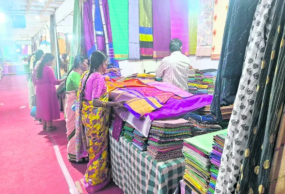 ఆకట్టుకుంటున్న కళాప్రదర్శన