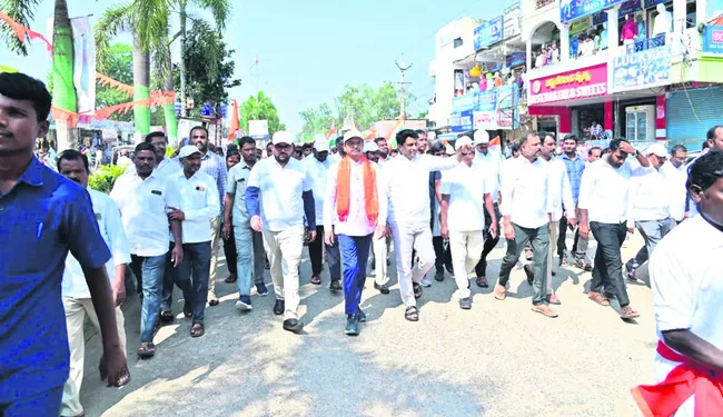 మహనీయుల త్యాగాలను స్మరించుకోవాలి 