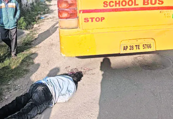 స్కూల్‌ బస్సు కిందపడి  క్లీనర్‌ మృతి 
