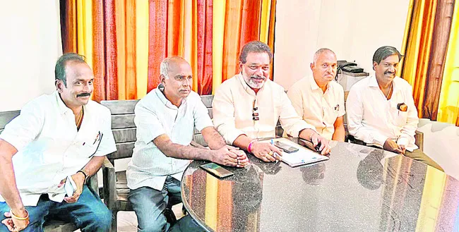 ఆక్వా రైతులను మోసగిస్తున్న ఫీడ్‌ కంపెనీలు 