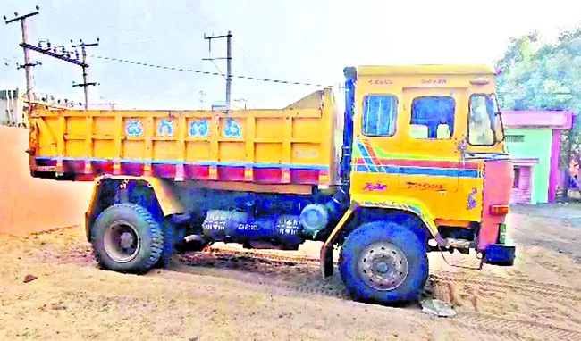 ముగ్గురాయి తరలిస్తున్న టిప్పర్‌ పట్టివేత