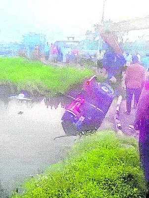 ట్రాక్టర్‌ బోల్తా పడి రైతు మృతి 