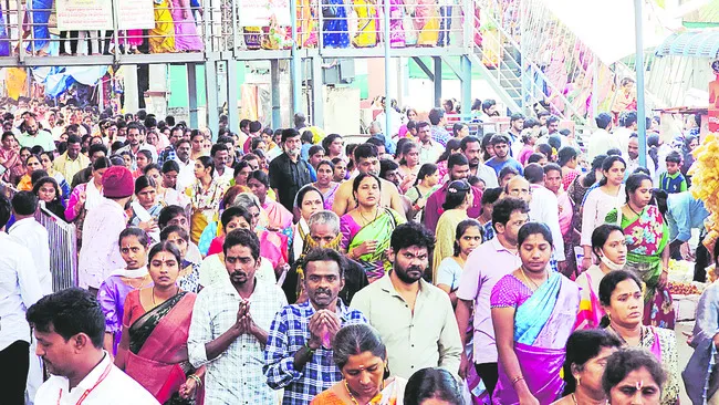 వాడపల్లికి పోటెత్తిన భక్తులు 
