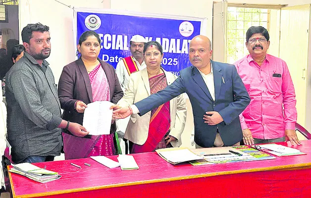 లోక్‌ అదాలత్‌లో 303 కేసులు పరిష్కారం