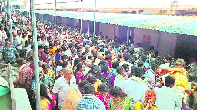 రత్నగిరి..జనసంద్రం