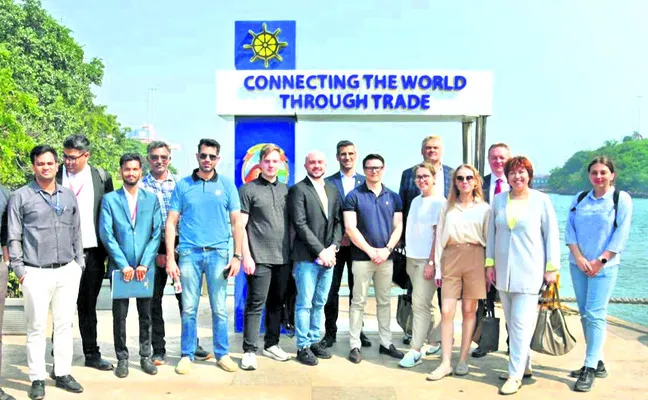 విశాఖ పోర్ట్‌లో నేపాల్‌, రష్యా బృందాల పర్యటన 