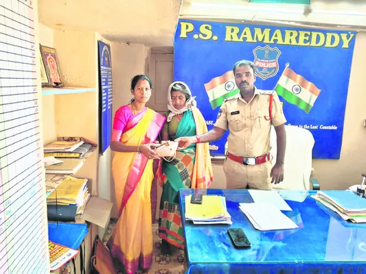 నిజాయితీని చాటుకున్న మహిళ 
