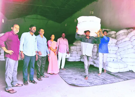 ఇందిరమ్మ చీరలు సిద్ధం 