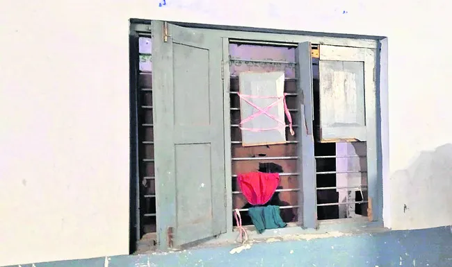 కిటికీలకు తలుపుల్లేవు..
