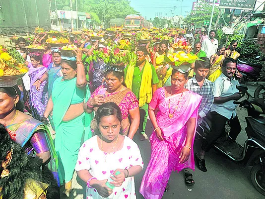 వైభవంగా సారె ఊరేగింపు