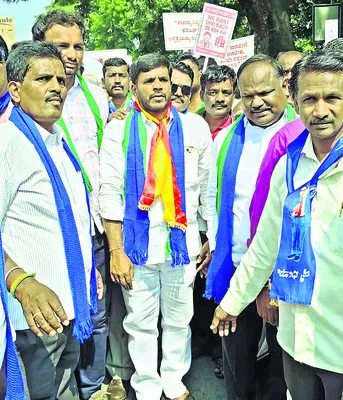 శిశు మరణాలను అరికట్టాలని ధర్నా