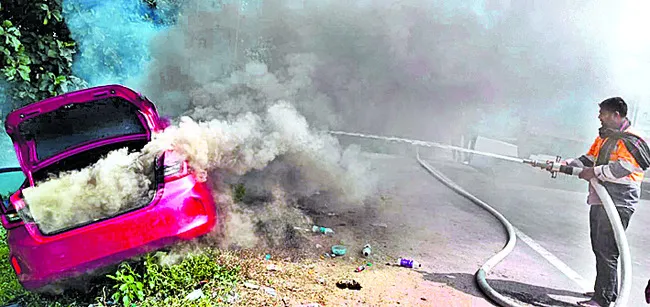 ట్యాంకర్‌ను ఢీకొన్న కారు 