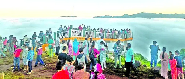 మన్యానికి పోటెత్తిన పర్యాటకులు