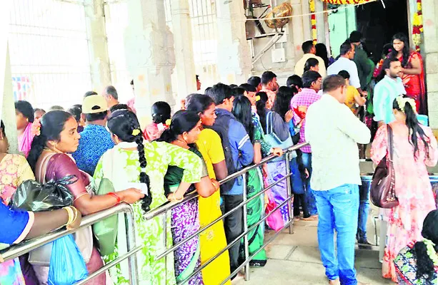 రెడ్డెమ్మకొండలో భక్తుల రద్దీ 