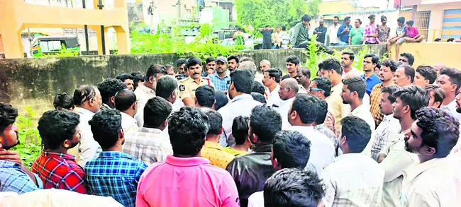 పోలీసుల తీరుపై మండిపడ్డ మృతుడి కుటుంబీకులు