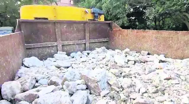 ప్రత్యర్థుల దాడుల్లో ఇద్దరికి గాయాలు 