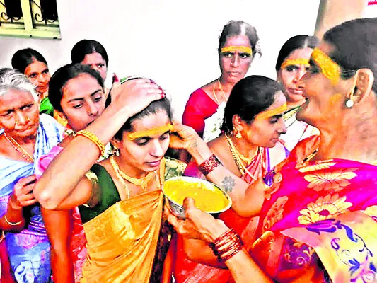 ఉండమ్మా.. బొట్టు పెడతా..