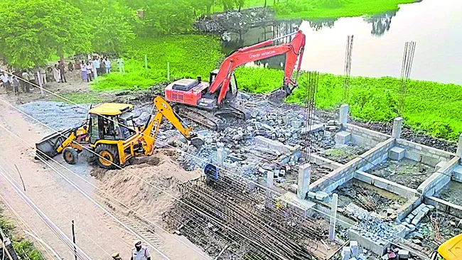 అక్రమ నిర్మాణాలు తొలగింపు