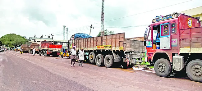 లారీల అడ్డాగా నవాబుపేట 